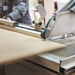 Jakie działania podjąć, gdy lodówka przestaje działać, a pralka wylewa wodę? Poradnik krok po kroku